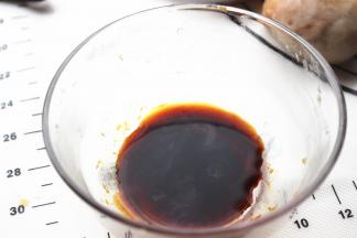 调制刷面的料，蜂蜜老抽和盐混合，如果太稠就加一点点水。