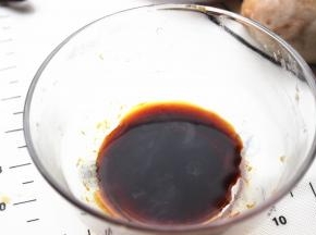 调制刷面的料，蜂蜜老抽和盐混合，如果太稠就加一点点水。