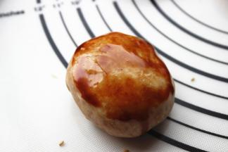 烧饼表面刷一层调好的汁。