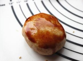 烧饼表面刷一层调好的汁。