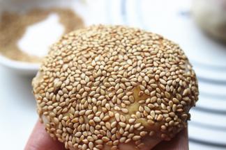 尽量多沾一些芝麻。