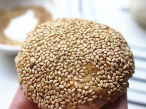 尽量多沾一些芝麻。