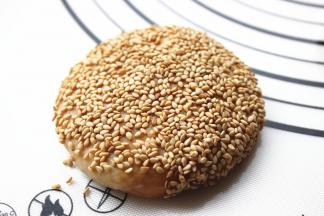 稍微擀一下，让芝麻尽量沾的紧一些。