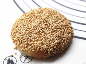 稍微擀一下，让芝麻尽量沾的紧一些。