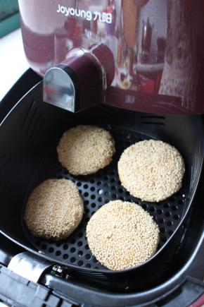 做好的烧饼放入炸锅的炸篮内。