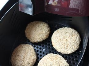 做好的烧饼放入炸锅的炸篮内。