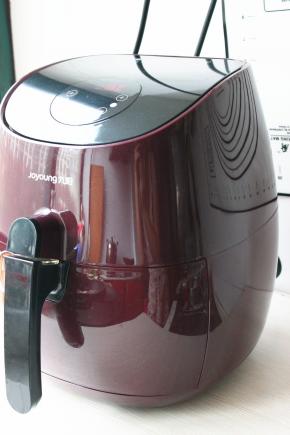 炸锅不需要预热，设置180度，时间20分钟，按下开启按钮。