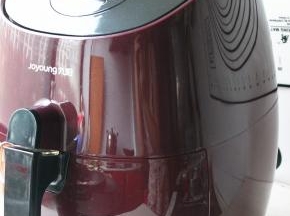 炸锅不需要预热，设置180度，时间20分钟，按下开启按钮。