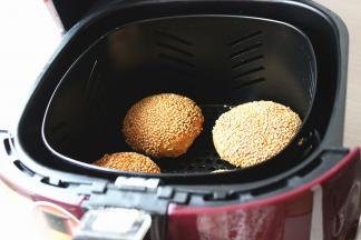 时间到，麻酱烧饼就做好了，中间烤制的时候可以随时拉出来看一下烤的程度。