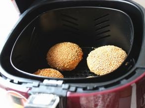 时间到，麻酱烧饼就做好了，中间烤制的时候可以随时拉出来看一下烤的程度。