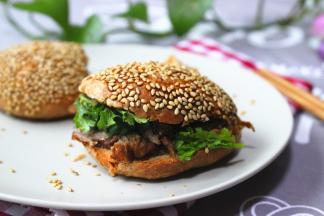 表面酥脆，内里喧软，空口吃就很好吃，如果再剖开加入酱牛肉什么的就再美好不过了。