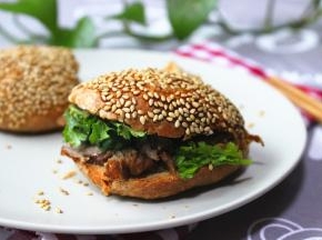 表面酥脆，内里喧软，空口吃就很好吃，如果再剖开加入酱牛肉什么的就再美好不过了。