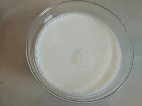 牛奶打开，倒入装白糖的碗里来，放到微波炉里加热至糖融化，但千万别煮开了