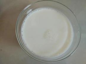 牛奶打开，倒入装白糖的碗里来，放到微波炉里加热至糖融化，但千万别煮开了