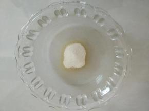 另外拿碗倒入40毫升凉开水，倒入吉利丁粉融化了”