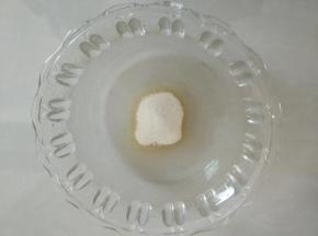 另外拿碗倒入40毫升凉开水，倒入吉利丁粉融化了”