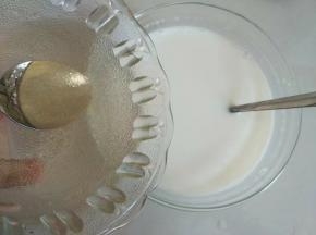 融化的吉利丁粉和牛奶倒到一个碗里来，搅拌均匀