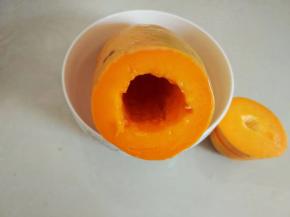 木瓜从顶部切开口子，挖出籽