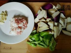 辣椒，茄子切成滚刀状，蒜头剁碎，肥肉切小颗粒