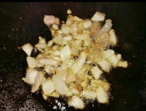 热锅直接放肥肉下锅煸炒，直到肥猪肉变干了，