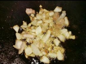 热锅直接放肥肉下锅煸炒，直到肥猪肉变干了，
