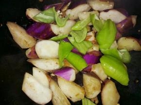 放入辣椒继续翻炒