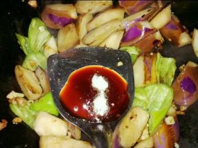 加入盐，糖，酱油，耗油调味