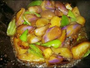 加小许水煮一下，按个人喜欢煮到软，我个人喜欢吃中间硬硬的，那样比较清甜