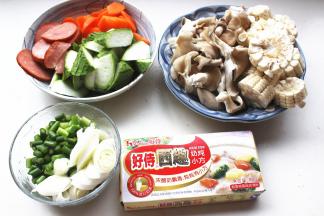 蔬菜全部洗净处理一下，切段或者切片切块。