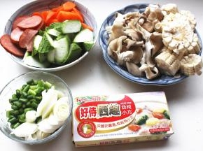 蔬菜全部洗净处理一下，切段或者切片切块。