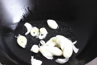 炒锅放油，爆香葱末。