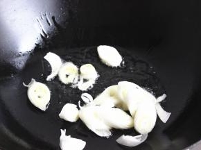 炒锅放油，爆香葱末。