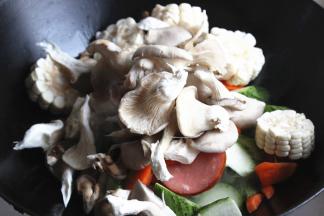 下入蔬菜翻炒。