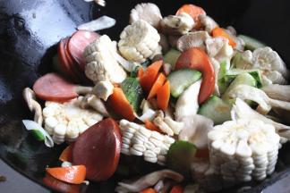 略微炒一会，使蔬菜变软。