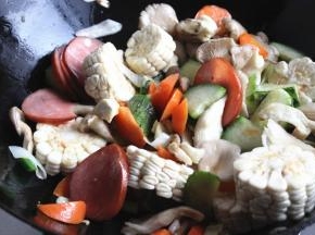 略微炒一会，使蔬菜变软。