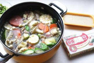 全部蔬菜移入汤锅，加入适量的水，奶炖小方也准备好。