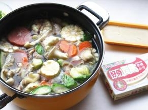 全部蔬菜移入汤锅，加入适量的水，奶炖小方也准备好。