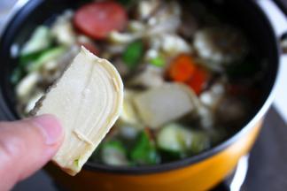 汤锅移到灶上，烧开后加入奶炖小方。