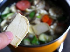 汤锅移到灶上，烧开后加入奶炖小方。