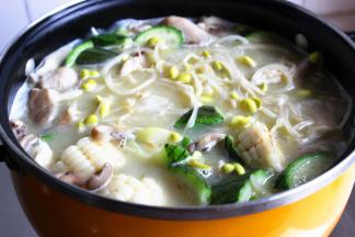 继续煮开后再煮10分钟，奶炖小方融化，汤汁变白变稠，蔬菜全部熟透。