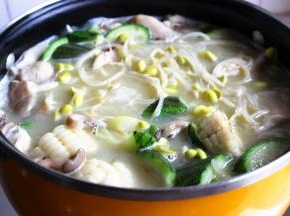 继续煮开后再煮10分钟，奶炖小方融化，汤汁变白变稠，蔬菜全部熟透。