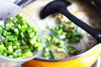 加入切碎的蒜薹。