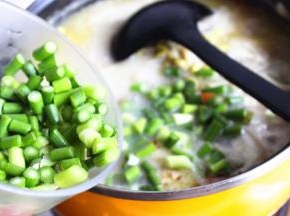 加入切碎的蒜薹。