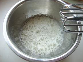 分离蛋白蛋黄，蛋白加盐和柠檬汁打发至出现粗泡