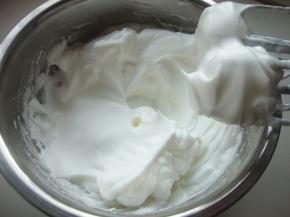 继续打发至中性偏干发泡状态