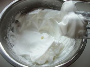 继续打发至中性偏干发泡状态