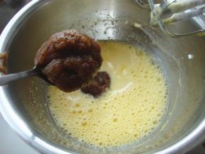 蛋黄加玉米油加牛奶，用打蛋器搅拌均匀，加入枣泥继续搅打均匀