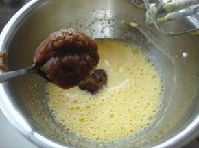 蛋黄加玉米油加牛奶，用打蛋器搅拌均匀，加入枣泥继续搅打均匀