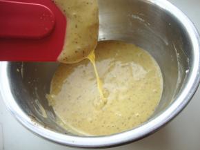 搅拌至无干粉后，用电动打蛋器之字形快速搅拌10秒，用刮刀把盆边清理干净