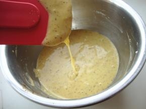 搅拌至无干粉后，用电动打蛋器之字形快速搅拌10秒，用刮刀把盆边清理干净